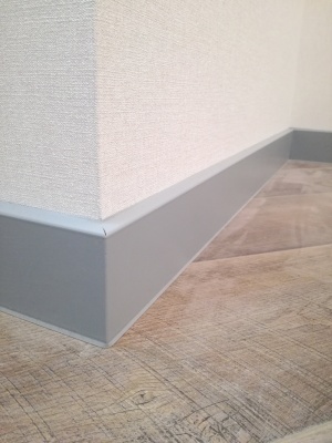 Плинтус Dollken Cubu Flex Life 80 мм цвет светло-серый (1012) 2.5 м.п./шт.