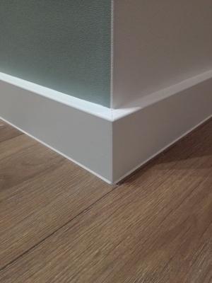 Плинтус Dollken Cubu Flex Life XL 80 мм цвет белый (1013) 2.5 м.п./шт. - изображение 2